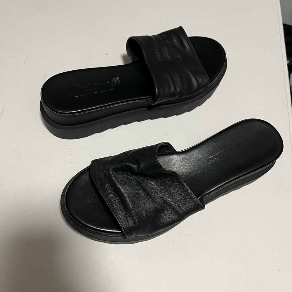 L'INTERVALLE Black Slide Sandals